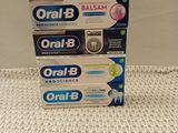 deux boîtes de dentifrice Oral-B posées sur une table