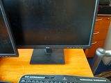 un bureau d'ordinateur sur lequel se trouvent un clavier et un écran