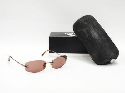 des lunettes de soleil dans un étui noir et une paire de lunettes de soleil marron
