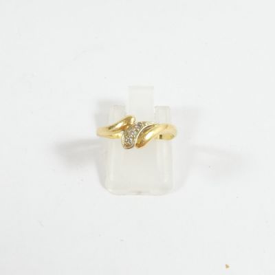 Gros plan sur une bague en or ornée d'un diamant