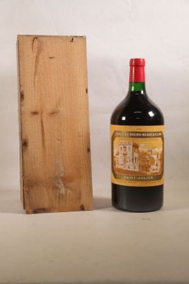 une bouteille de vin posée à côté d'une caisse en bois
