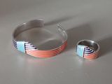 bracelet manchette et bague en argent à rayures orange, bleues et blanches