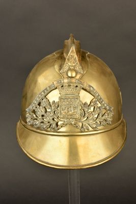 un vieux casque doré surmonté d'une couronne