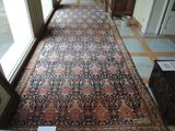 un long tapis sur le sol d'un couloir