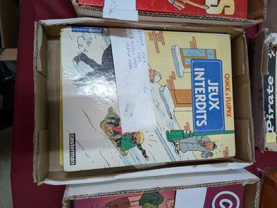 deux cartons de livres posés sur une nappe rouge