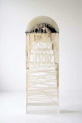 une sculpture représentant une chaise, réalisée à partir d'un morceau de bois