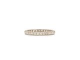 une image d'une bague éternité sertie de diamants sur fond blanc