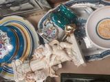 une boîte remplie d'assiettes et de bols de toutes sortes