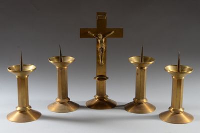 quatre bougies et un crucifix surmonté d'une croix