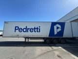 un semi-remorque garé devant un immeuble