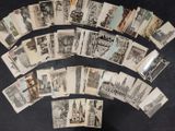 un lot de vieilles cartes postales posées sur une table
