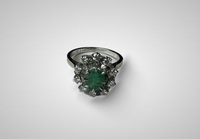 Gros plan sur une bague contenant une pierre verte