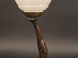 une lampe posée sur un socle en bois