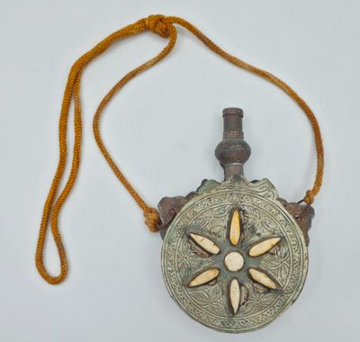Maghreb. Poire à poudre circulaire en métal argenté et caboc…