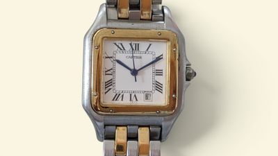 gros plan d'une montre-bracelet avec des chiffres romains