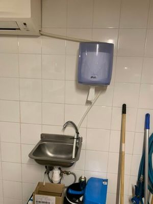des toilettes et un lavabo dans une petite pièce