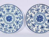 deux assiettes bleues et blanches ornées de fleurs et de feuilles