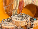 un objet en bois entouré d'une chaîne, posé sur une table