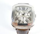 une montre en argent avec des chiffres romains sur le cadran