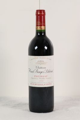 une bouteille de vin posée sur une table