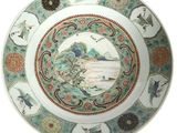 une assiette décorée d'oiseaux et de fleurs