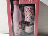 une boîte rose contenant un flacon et une brosse à dents