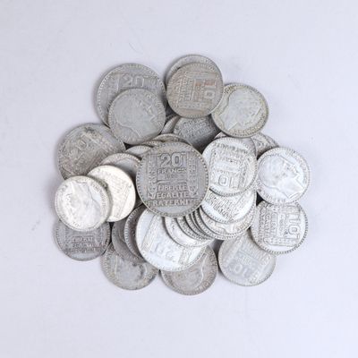 une pile de pièces d'argent posée sur une surface blanche