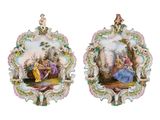 paire de plaques en porcelaine représentant une scène mettant en scène une femme et un homme dans un paysage