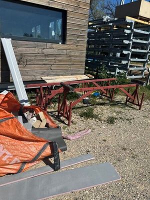 une chaise posée à l'extérieur d'un bâtiment
