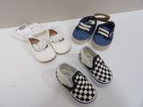 Plusieurs paires de chaussures sont alignées sur une surface blanche