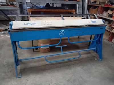 une machine qui se trouve dans un garage