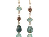 une paire de boucles d'oreilles ornées de pierres vertes et marron