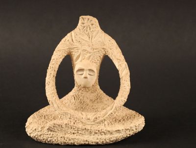 l'image d'une statue de femme avec une couronne sur la tête