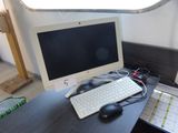 un écran d'ordinateur, un clavier, une souris et une souris posés sur un bureau