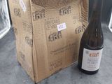 une bouteille de vin à côté d'une boîte en carton