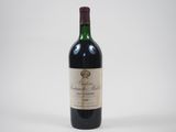 la bouteille de vin est posée sur une surface blanche