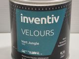 un pot de peinture posé sur une table blanche