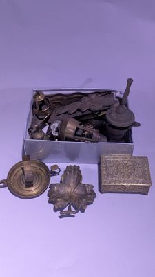 une boîte en argent posée sur une table et contenant divers objets