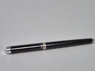 WATERMAN Stylo plume en résine noire et métal chromé.