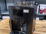 une cafetière posée sur une table en bois dans un magasin