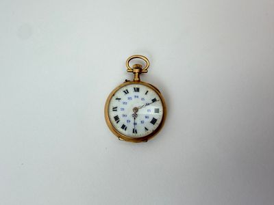 une petite montre de poche en or avec des chiffres romains