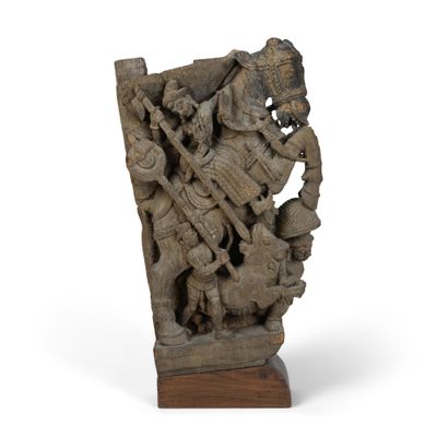 une image représentant une sculpture d'un homme à cheval