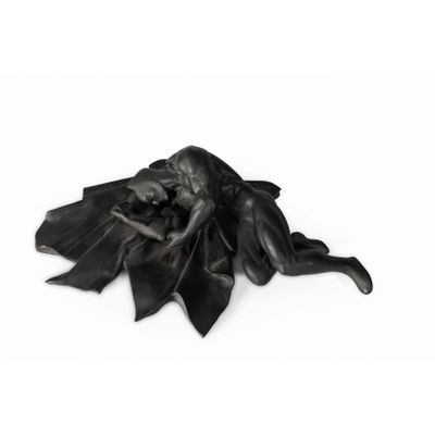 une image représentant une sculpture d'une femme en robe noire sur fond blanc