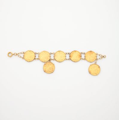 un bracelet composé de cinq pièces d'or montées sur une chaîne
