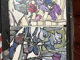 une peinture représentant un vase de fleurs sur un morceau de verre