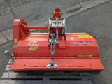 une machine rouge posée sur une palette