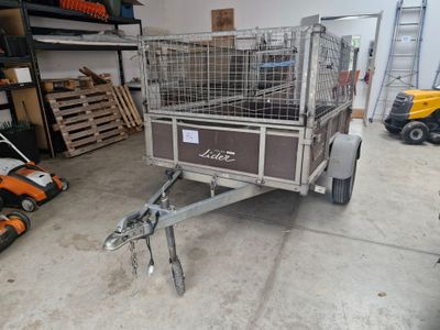 une petite remorque équipée d'une cage à l'arrière