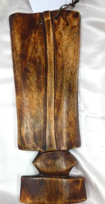un objet en bois posé sur un drap blanc