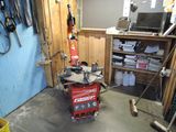une machine rouge qui se trouve dans un garage