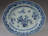une assiette bleue et blanche ornée d'un motif floral